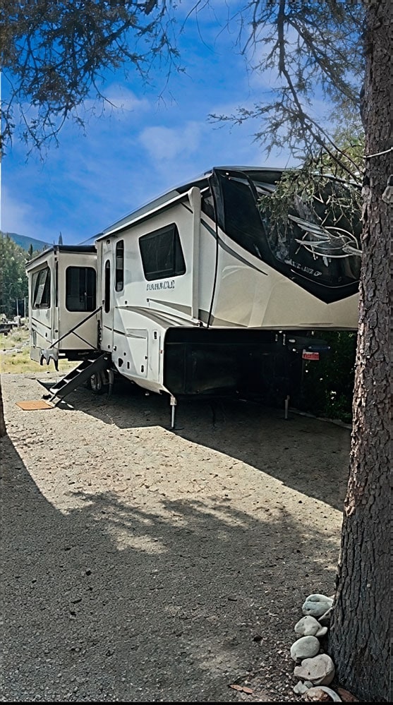 Pinnacle RV (5th Wheel) RightSide+Front